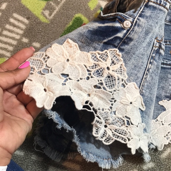 High rise Short Shorts with lace appliqué - Picture 5 of 8